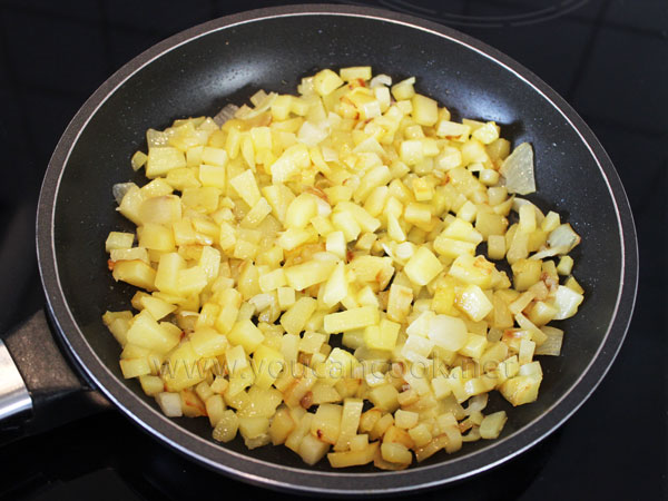 Kartoffeln und Zwiebeln anbraten