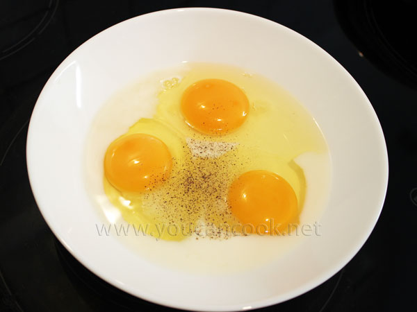 Eier mit Salz, Pfeffer und Milch verquirlen 