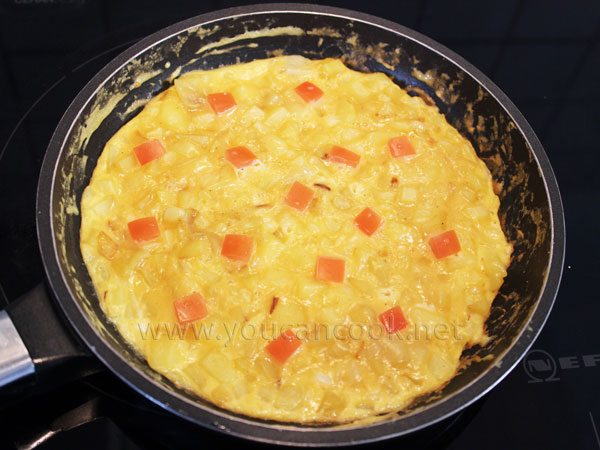 Spanisches Omelett ist fertig zum Servieren