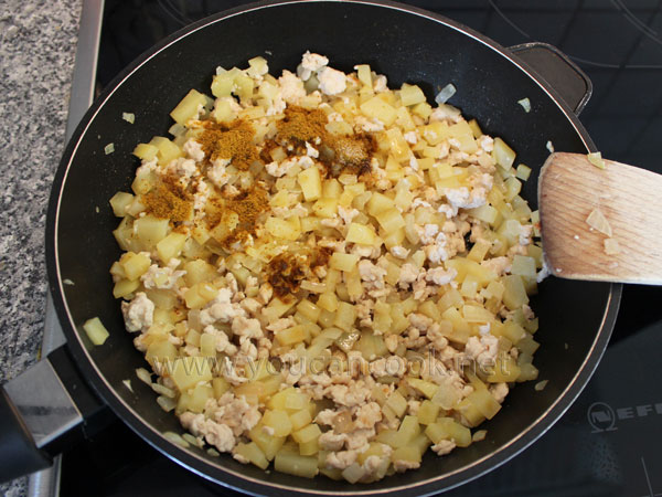 Hähnchen-Curry-Füllung zubereiten